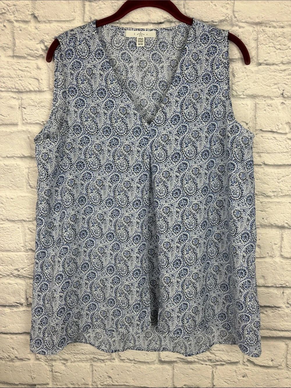 Fever Blue and White Paisley V-Neck Sleeveless Blouse Size Medium